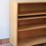 Enfilade scandinave vintage en chêne clair, porte coulissante à poignée gorge, étagères ouvertes à hauteur modulable, petits pieds ronds, faible profondeur 33 cm