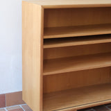 Enfilade scandinave vintage en chêne clair, porte coulissante à poignée gorge, étagères ouvertes à hauteur modulable, petits pieds ronds, faible profondeur 33 cm
