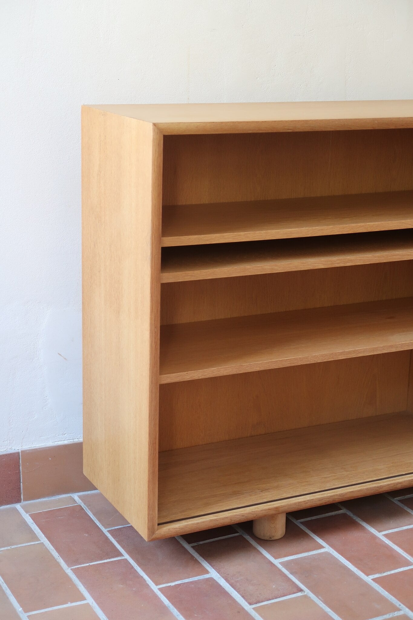 Enfilade scandinave vintage en chêne clair, porte coulissante à poignée gorge, étagères ouvertes à hauteur modulable, petits pieds ronds, faible profondeur 33 cm