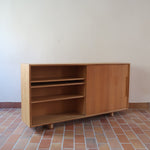 Enfilade scandinave vintage en chêne clair, porte coulissante à poignée gorge, étagères ouvertes à hauteur modulable, petits pieds ronds, faible profondeur 33 cm