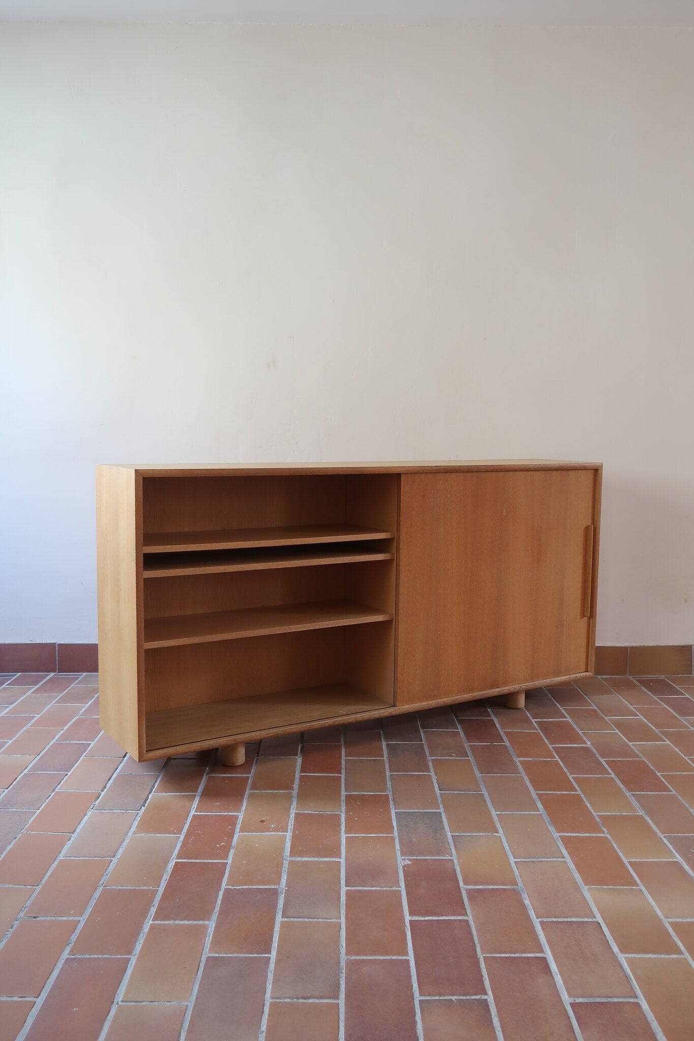 Enfilade scandinave vintage en chêne clair, porte coulissante à poignée gorge, étagères ouvertes à hauteur modulable, petits pieds ronds, faible profondeur 33 cm