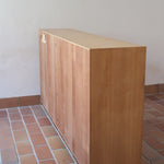 Enfilade scandinave vintage en chêne clair, porte coulissante à poignée gorge, étagères ouvertes à hauteur modulable, petits pieds ronds, faible profondeur 33 cm