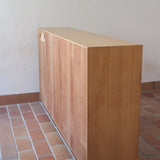 Enfilade scandinave vintage en chêne clair, porte coulissante à poignée gorge, étagères ouvertes à hauteur modulable, petits pieds ronds, faible profondeur 33 cm