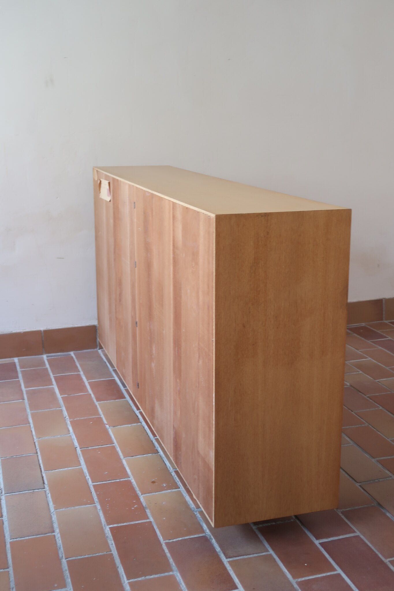 Enfilade scandinave vintage en chêne clair, porte coulissante à poignée gorge, étagères ouvertes à hauteur modulable, petits pieds ronds, faible profondeur 33 cm