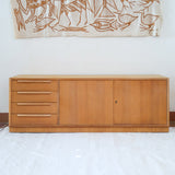 Enfilade mid-century en chêne clair WK Möbel années 60, 4 tiroirs et 2 portes coulissantes, socle plein, design allemand