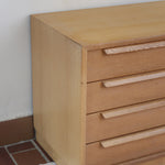 Enfilade mid-century en chêne clair WK Möbel années 60, 4 tiroirs et 2 portes coulissantes, socle plein, design allemand