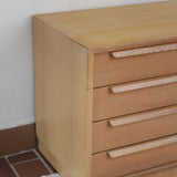 Enfilade mid-century en chêne clair WK Möbel années 60, 4 tiroirs et 2 portes coulissantes, socle plein, design allemand