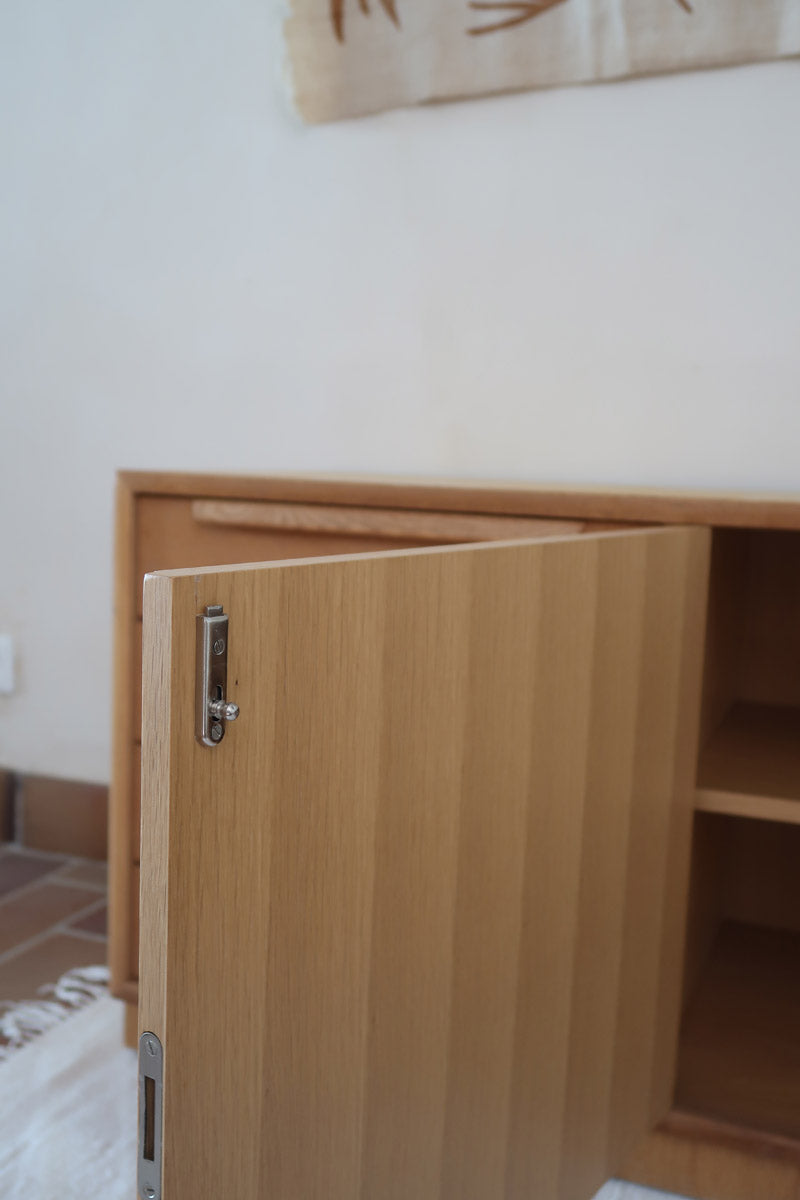 Enfilade mid-century en chêne clair WK Möbel années 60, 4 tiroirs et 2 portes coulissantes, socle plein, design allemand