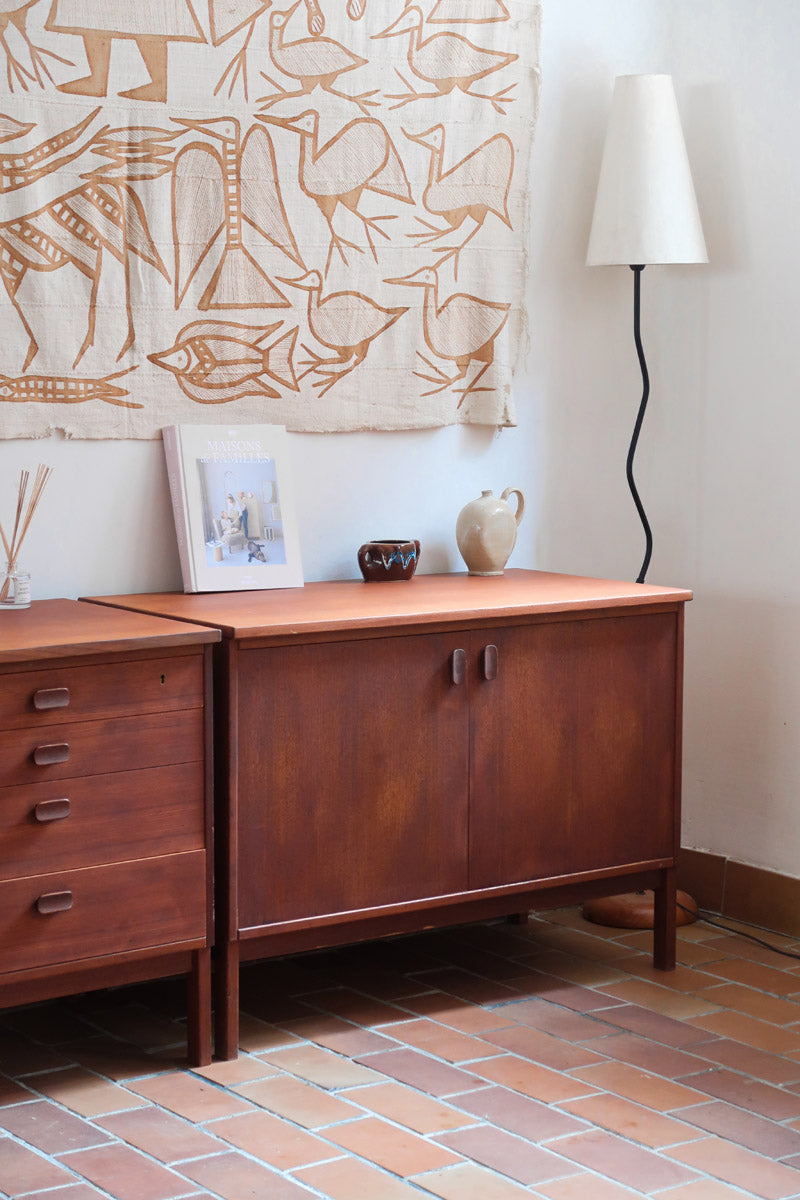 Petit buffet Ulferts en teck des années 60 à deux portes avec poignées intégrées, meuble bas scandinave 