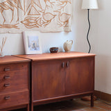 Petit buffet Ulferts en teck des années 60 à deux portes avec poignées intégrées, meuble bas scandinave 