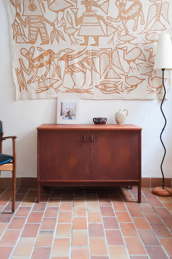 Petit buffet Ulferts en teck des années 60 à deux portes avec poignées intégrées, meuble bas scandinave 