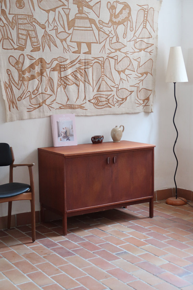 Petit buffet Ulferts en teck des années 60 à deux portes avec poignées intégrées, meuble bas scandinave 