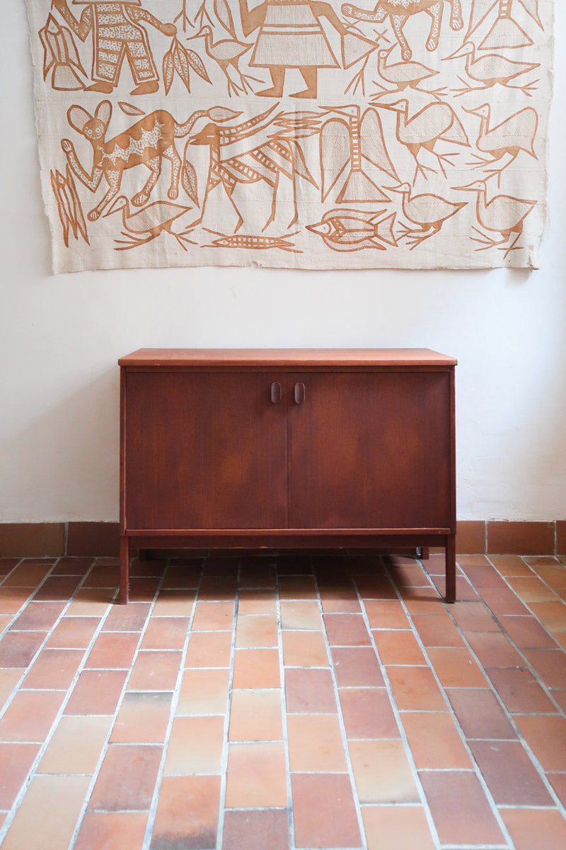 Petit buffet Ulferts en teck des années 60 à deux portes avec poignées intégrées, meuble bas scandinave 