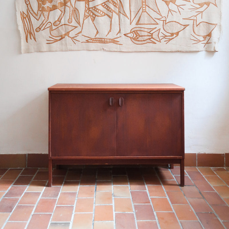 Petit buffet Ulferts en teck des années 60 à deux portes avec poignées intégrées, meuble bas scandinave 
