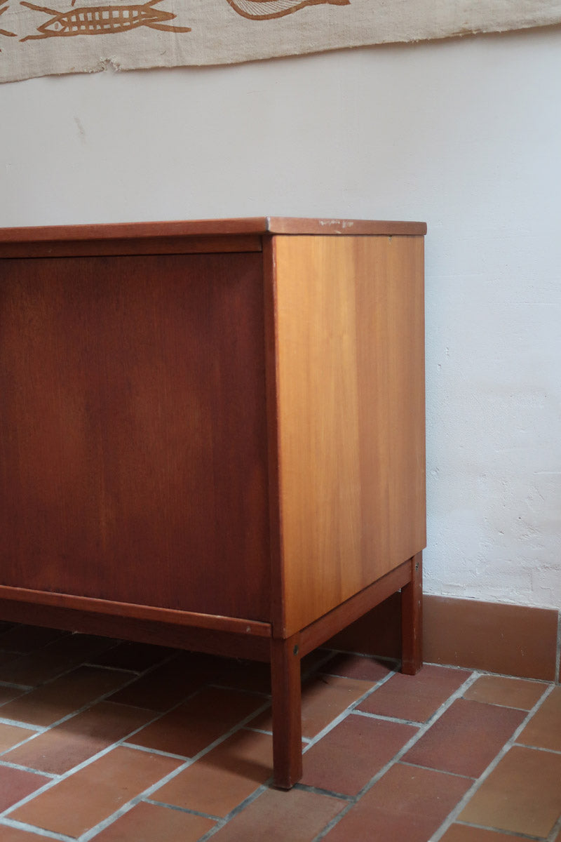 Petit buffet Ulferts en teck des années 60 à deux portes avec poignées intégrées, meuble bas scandinave 