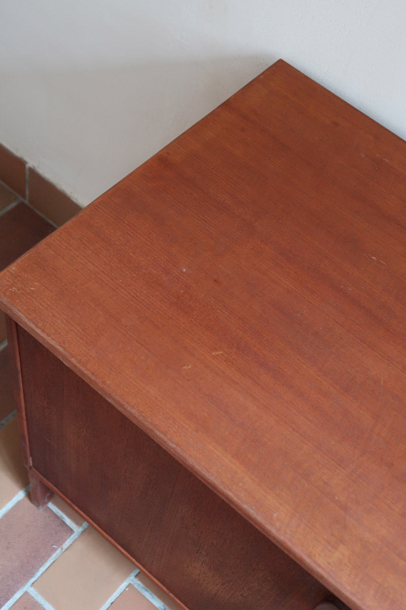 Petit buffet Ulferts en teck des années 60 à deux portes avec poignées intégrées, meuble bas scandinave 