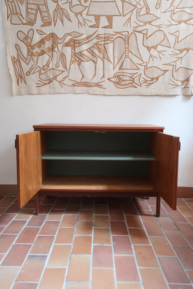 Petit buffet Ulferts en teck des années 60 à deux portes avec poignées intégrées, meuble bas scandinave 