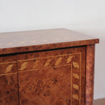 Enfilade design italien années 70 en loupe de noyer laquée, marqueterie frise de feuilles, socle laqué noir, 4 portes battantes