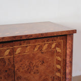 Enfilade design italien années 70 en loupe de noyer laquée, marqueterie frise de feuilles, socle laqué noir, 4 portes battantes