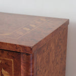 Enfilade design italien années 70 en loupe de noyer laquée, marqueterie frise de feuilles, socle laqué noir, 4 portes battantes