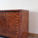 Enfilade design italien années 70 en loupe de noyer laquée, marqueterie frise de feuilles, socle laqué noir, 4 portes battantes