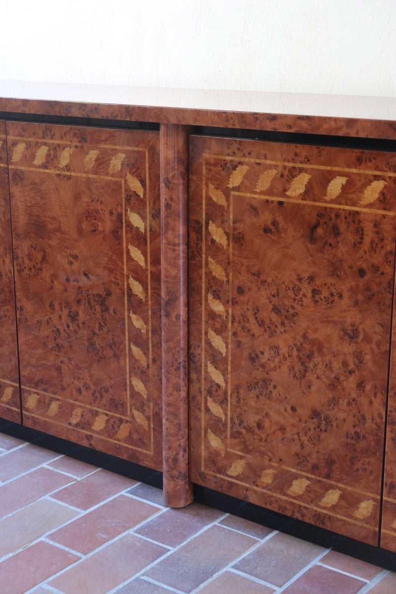 Enfilade design italien années 70 en loupe de noyer laquée, marqueterie frise de feuilles, socle laqué noir, 4 portes battantes