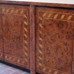 Enfilade design italien années 70 en loupe de noyer laquée, marqueterie frise de feuilles, socle laqué noir, 4 portes battantes