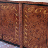 Enfilade design italien années 70 en loupe de noyer laquée, marqueterie frise de feuilles, socle laqué noir, 4 portes battantes
