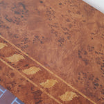 Enfilade design italien années 70 en loupe de noyer laquée, marqueterie frise de feuilles, socle laqué noir, 4 portes battantes