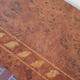 Enfilade design italien années 70 en loupe de noyer laquée, marqueterie frise de feuilles, socle laqué noir, 4 portes battantes