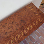 Enfilade design italien années 70 en loupe de noyer laquée, marqueterie frise de feuilles, socle laqué noir, 4 portes battantes