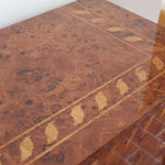 Enfilade design italien années 70 en loupe de noyer laquée, marqueterie frise de feuilles, socle laqué noir, 4 portes battantes