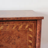 Enfilade design italien années 70 en loupe de noyer laquée, marqueterie frise de feuilles, socle laqué noir, 4 portes battantes