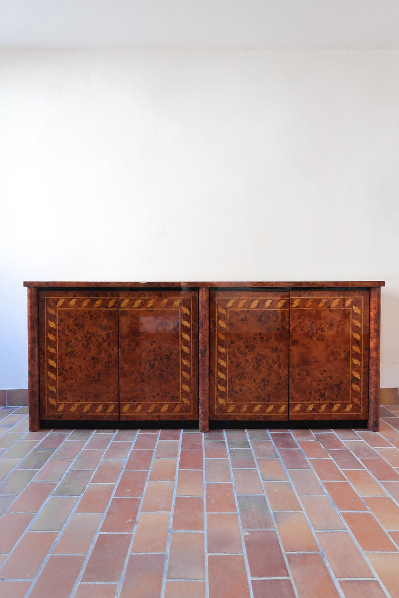 Enfilade design italien années 70 en loupe de noyer laquée, marqueterie frise de feuilles, socle laqué noir, 4 portes battantes