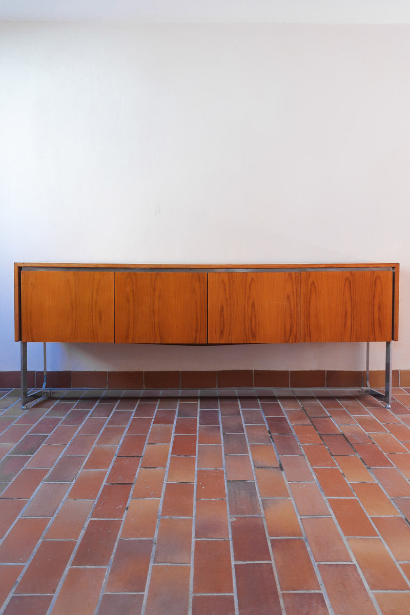 Grande enfilade design allemand années 70 en noyer et chrome, piètement châssis acier brossé, compartiment bar avec éclairage intégré