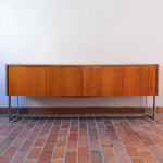 Grande enfilade design allemand années 70 en noyer et chrome, piètement châssis acier brossé, compartiment bar avec éclairage intégré