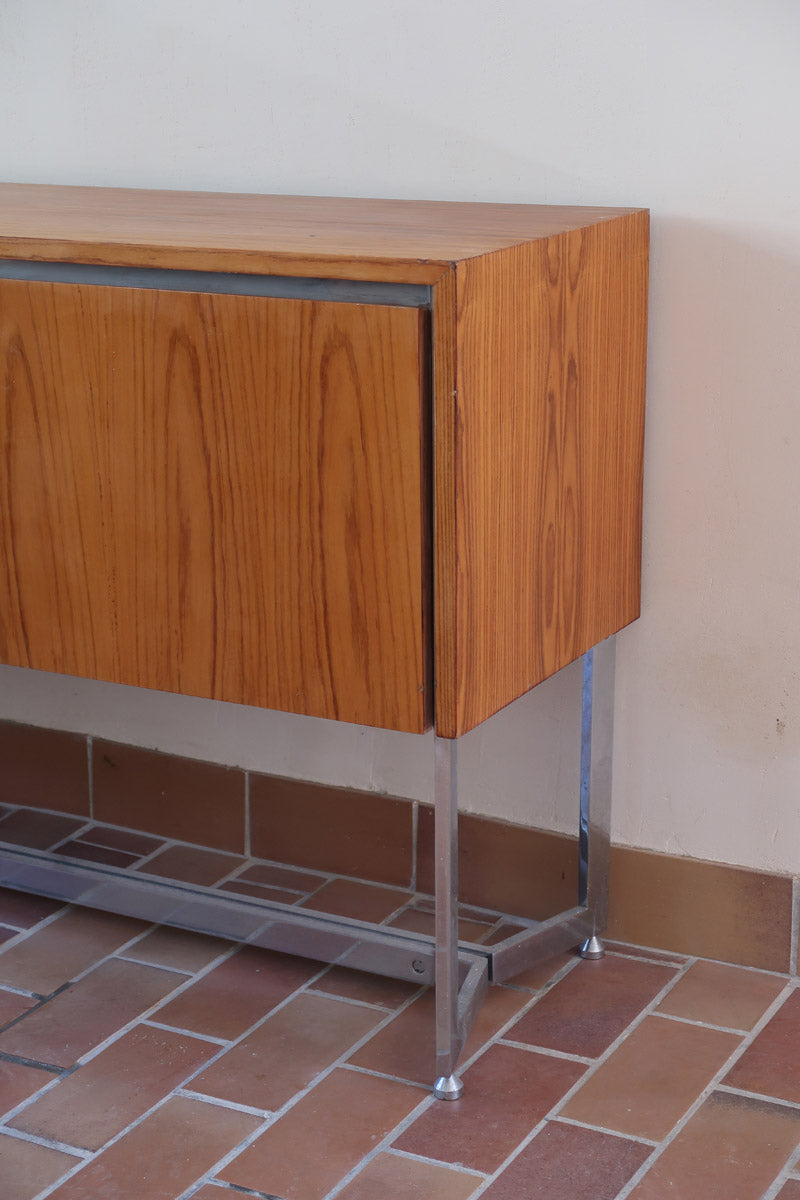 Grande enfilade design allemand années 70 en noyer et chrome, piètement châssis acier brossé, compartiment bar avec éclairage intégré