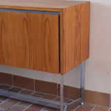 Grande enfilade design allemand années 70 en noyer et chrome, piètement châssis acier brossé, compartiment bar avec éclairage intégré