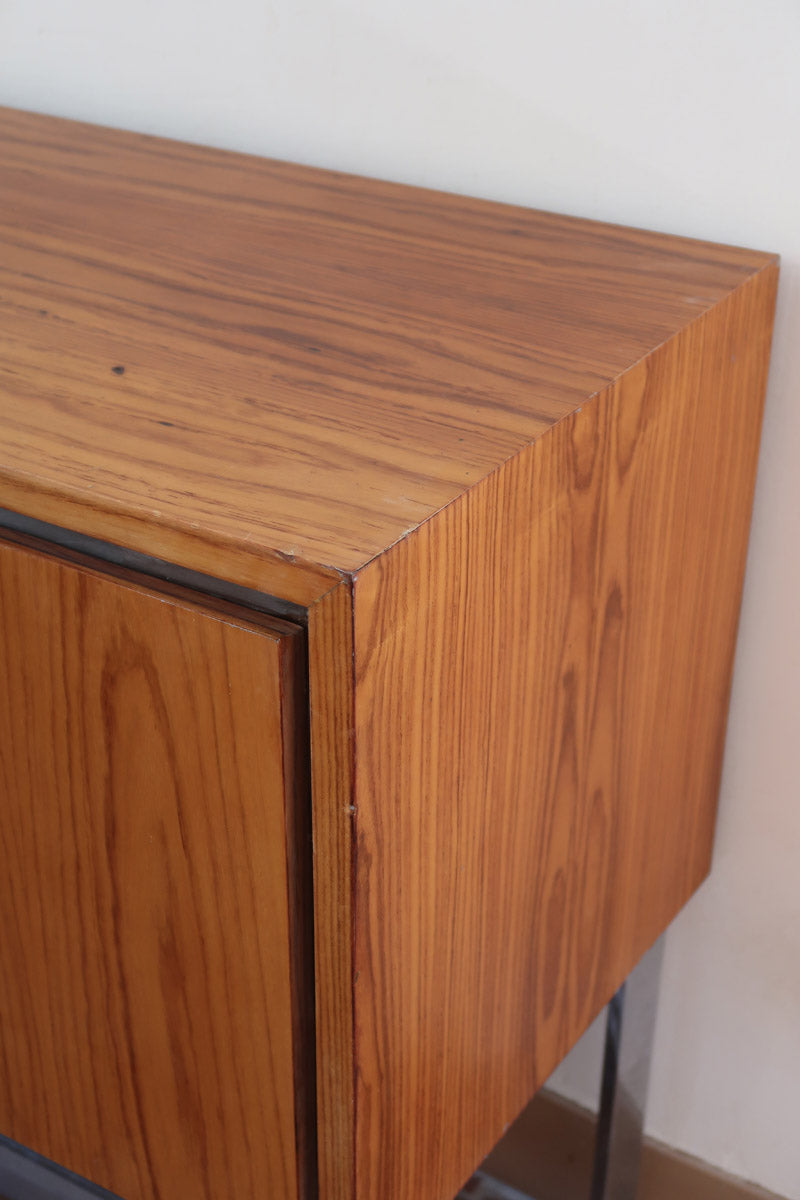 Grande enfilade design allemand années 70 en noyer et chrome, piètement châssis acier brossé, compartiment bar avec éclairage intégré