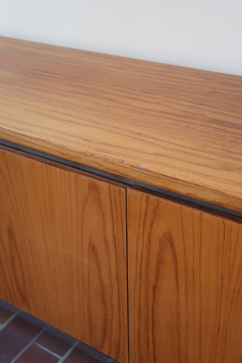 Grande enfilade design allemand années 70 en noyer et chrome, piètement châssis acier brossé, compartiment bar avec éclairage intégré
