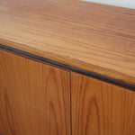 Grande enfilade design allemand années 70 en noyer et chrome, piètement châssis acier brossé, compartiment bar avec éclairage intégré