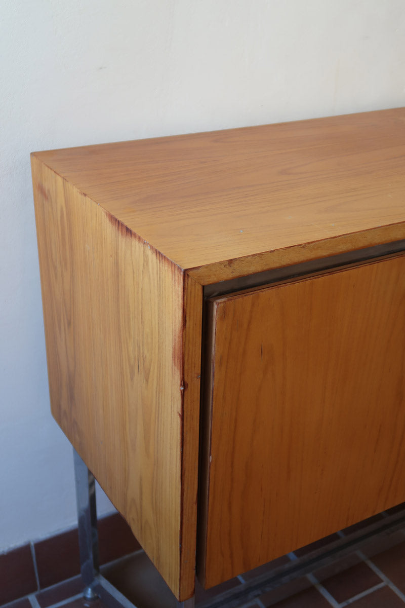Grande enfilade design allemand années 70 en noyer et chrome, piètement châssis acier brossé, compartiment bar avec éclairage intégré