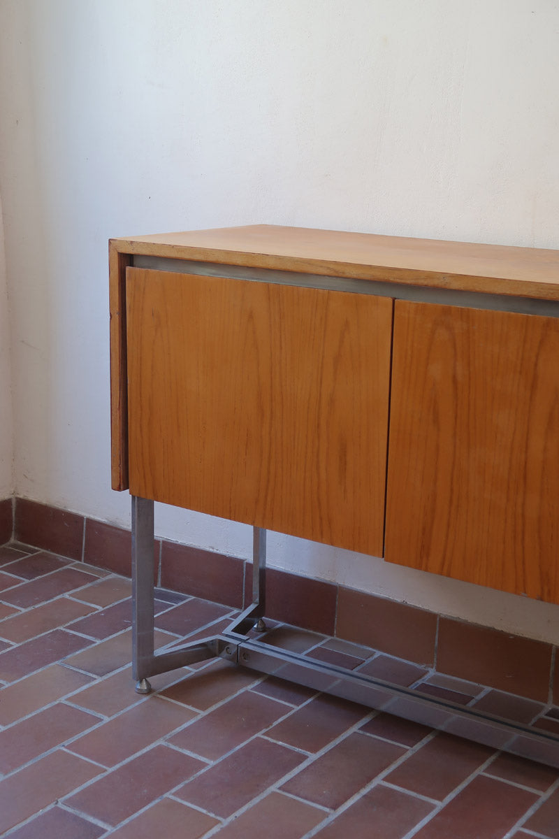 Grande enfilade design allemand années 70 en noyer et chrome, piètement châssis acier brossé, compartiment bar avec éclairage intégré