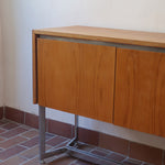 Grande enfilade design allemand années 70 en noyer et chrome, piètement châssis acier brossé, compartiment bar avec éclairage intégré