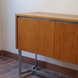 Grande enfilade design allemand années 70 en noyer et chrome, piètement châssis acier brossé, compartiment bar avec éclairage intégré