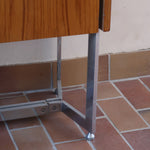 Grande enfilade design allemand années 70 en noyer et chrome, piètement châssis acier brossé, compartiment bar avec éclairage intégré