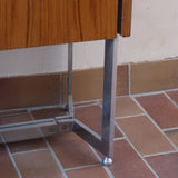 Grande enfilade design allemand années 70 en noyer et chrome, piètement châssis acier brossé, compartiment bar avec éclairage intégré
