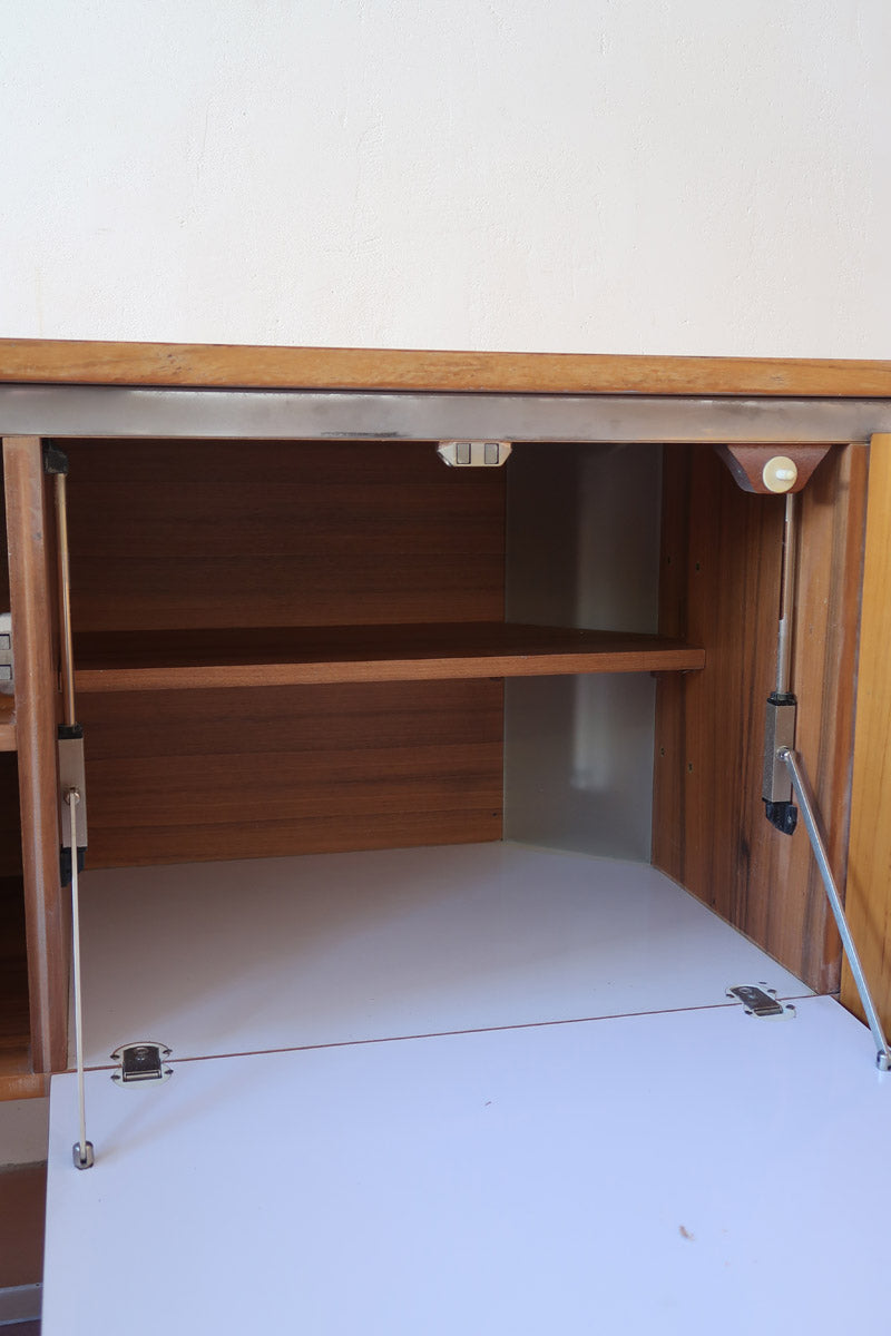Grande enfilade design allemand années 70 en noyer et chrome, piètement châssis acier brossé, compartiment bar avec éclairage intégré