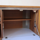 Grande enfilade design allemand années 70 en noyer et chrome, piètement châssis acier brossé, compartiment bar avec éclairage intégré