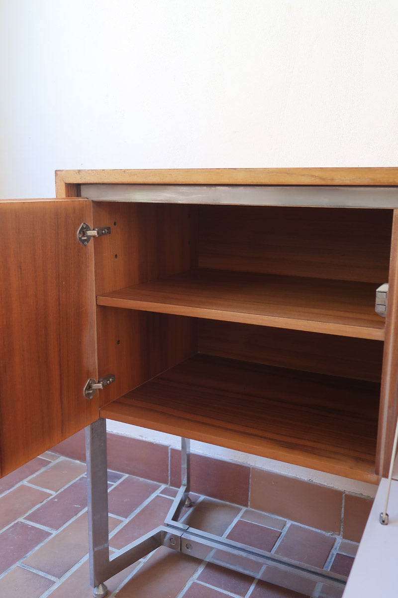 Grande enfilade design allemand années 70 en noyer et chrome, piètement châssis acier brossé, compartiment bar avec éclairage intégré